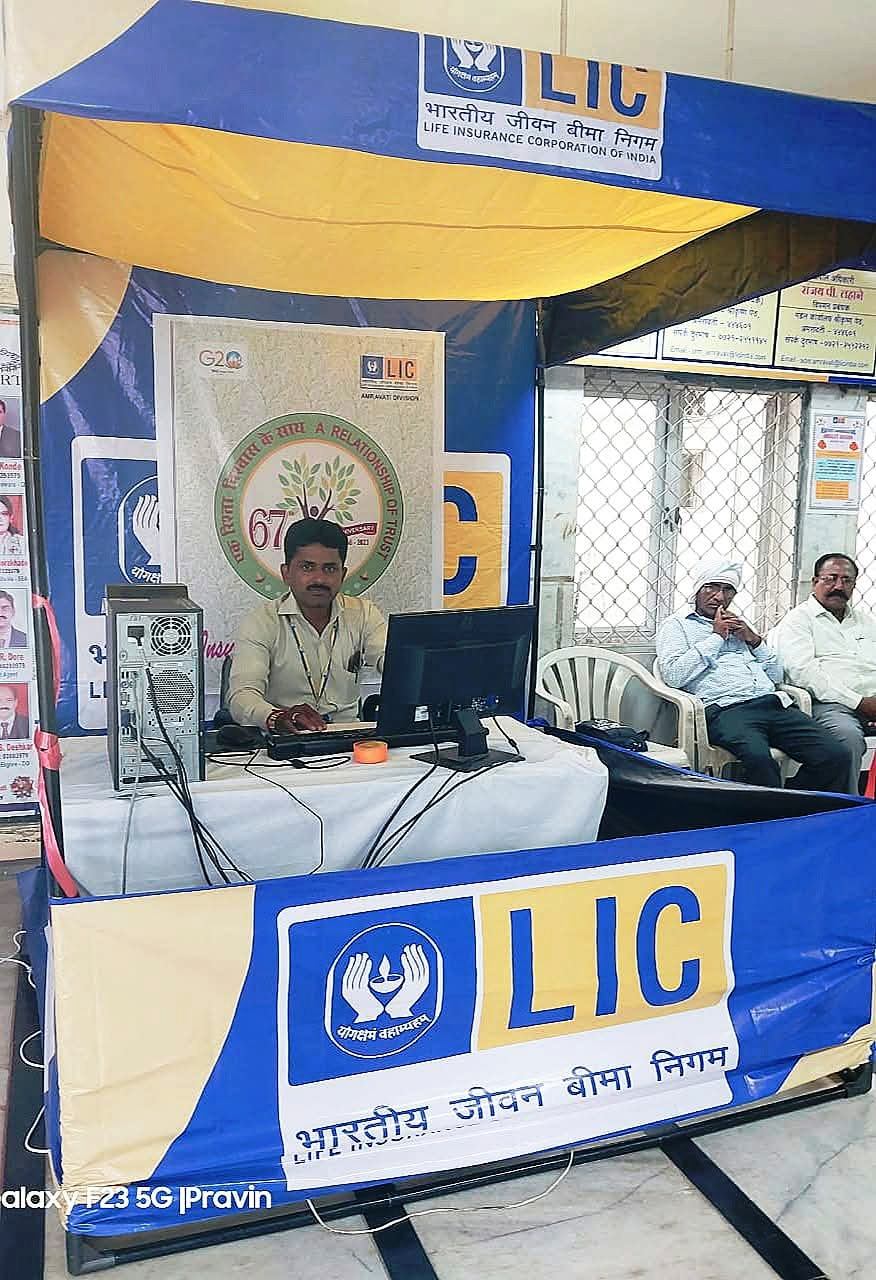 Prafulla D. Bhivgade receiving insurance award